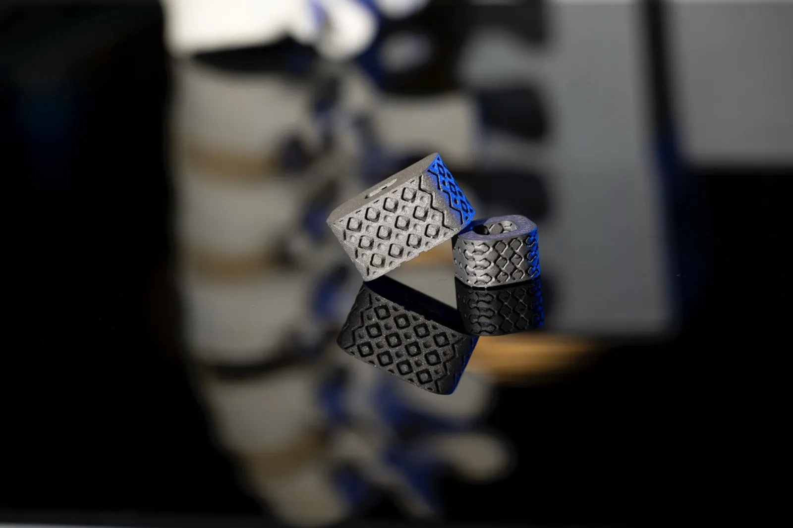 3D-printed metamaterial spinal implants with embedded lattice patterns